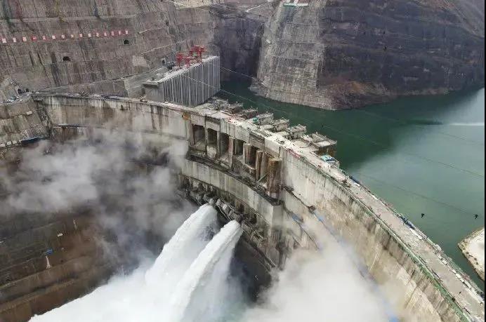 世界在建最大水電站大壩全線澆筑到頂，首批機組7月前投產發電